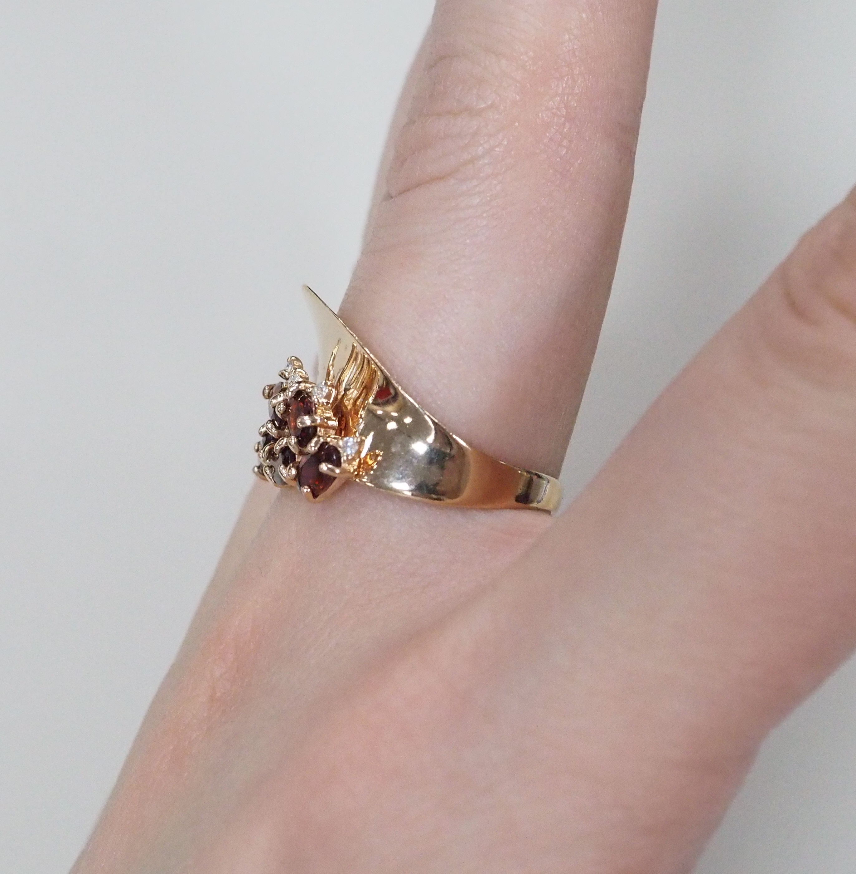 Серебряное кольцо 925 пробы; вставки 5 Гранат; 5 Куб. Цирконий бесцв.;